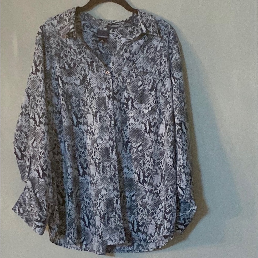 Oh baby! By Motherhood snake print blouse